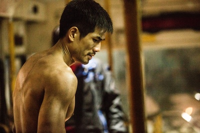 伍允龙的写真-尸城里的肌肉男