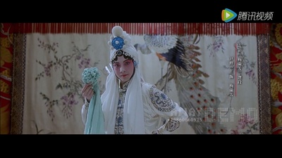 尹治的写真-成年后的尹治在拍摄电...