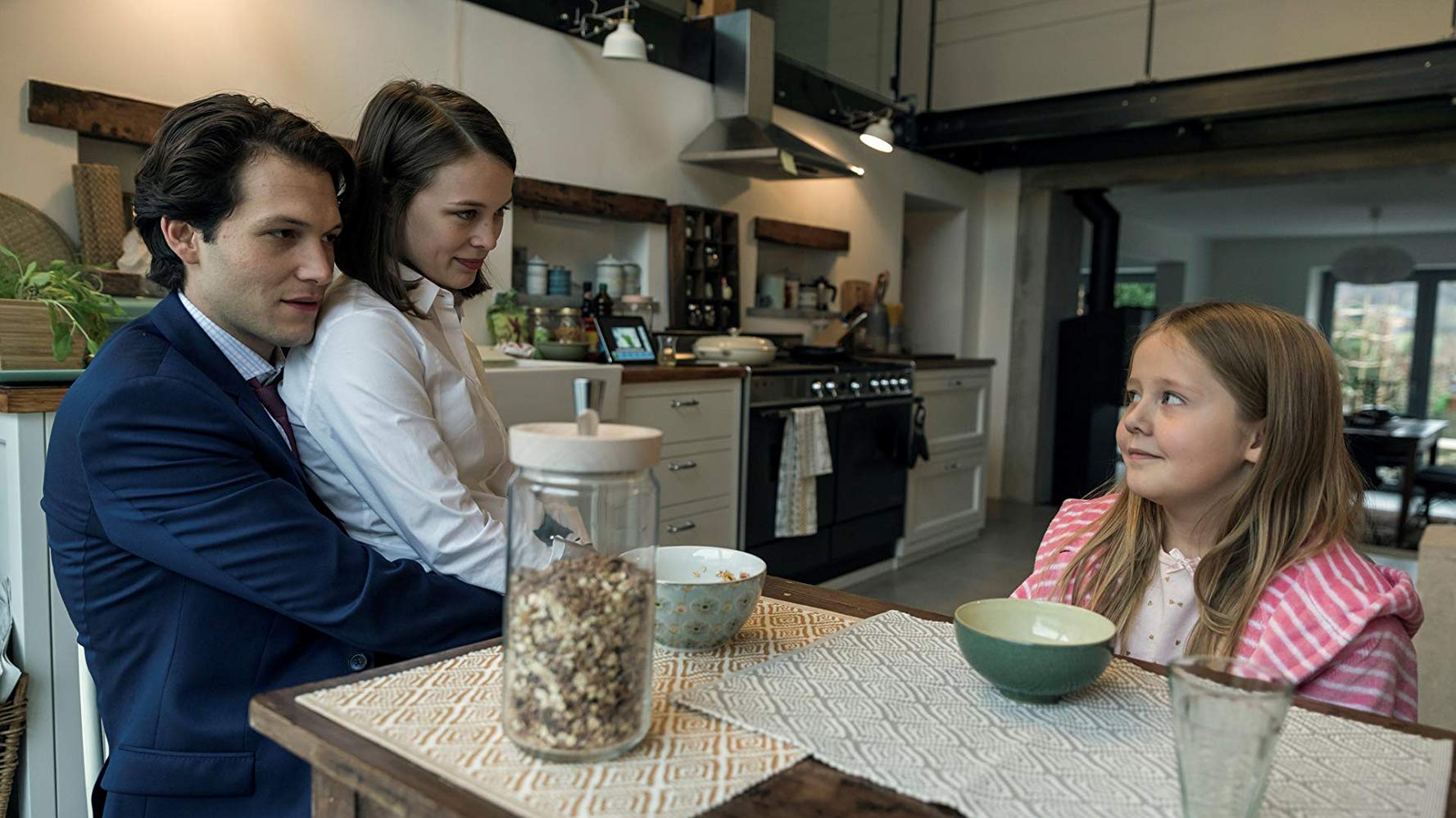 耶夫·威尔布什的写真-Bad Banks