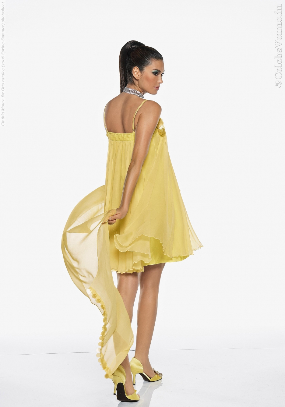 辛茜娅·莫拉的写真