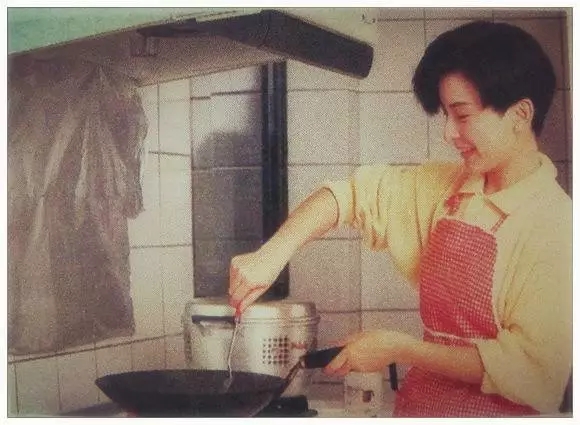 陈淑桦的写真-认真烹饪的Sarah，好...