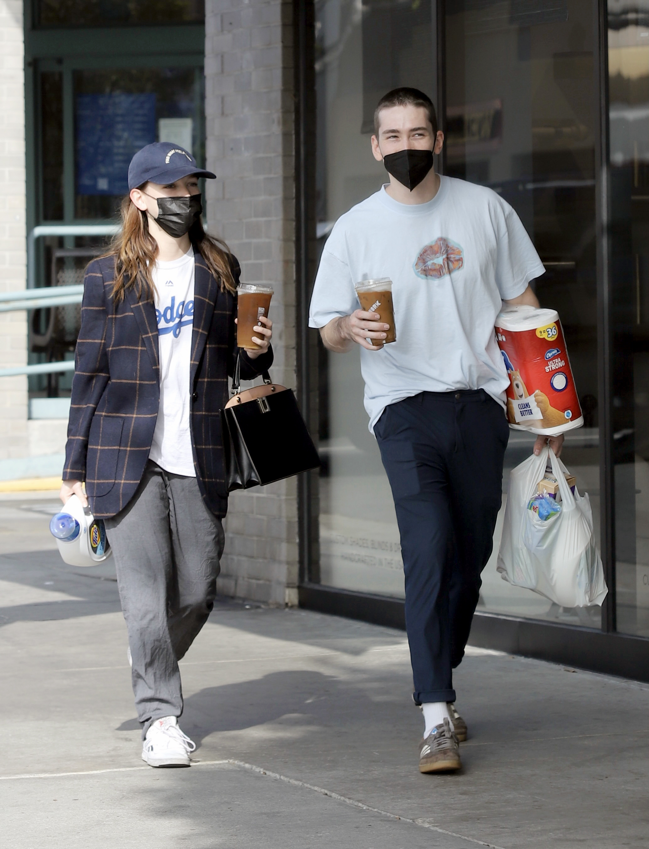 迪伦·阿诺德的写真-和女友Victoria Pedrett...