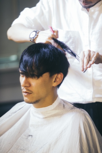 张震的写真-白玫瑰理发厅老板也得...