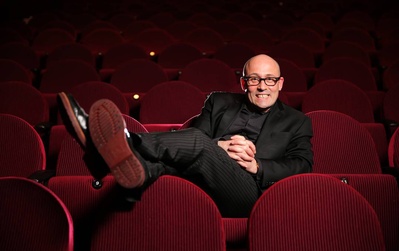 亚当·艾略特的写真-骚气外露坐姿，自信满...