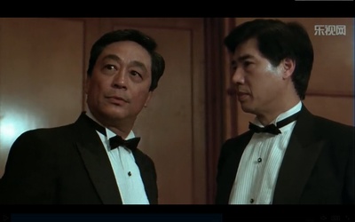 曾江的写真-旁边的朱江饰演的是正...