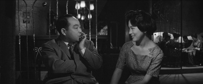 加东大介的写真-女人步上楼梯时