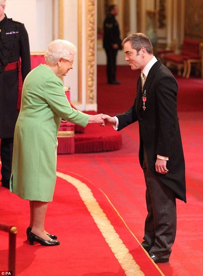 詹姆斯·内斯比特的写真-2016年接受OBE勋章