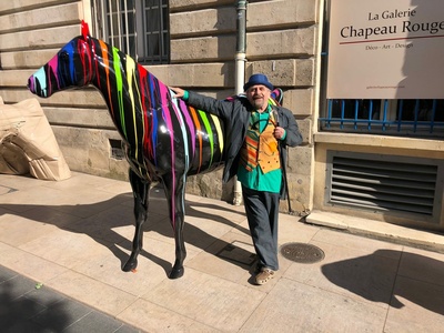 西尔维斯特·迈可伊的写真-造型独特的彩虹马