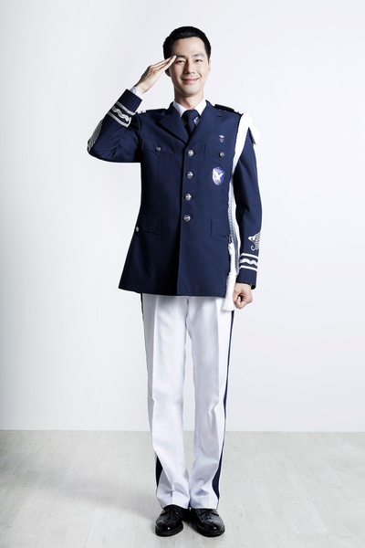 赵寅成的写真-制服诱惑的赵寅成。