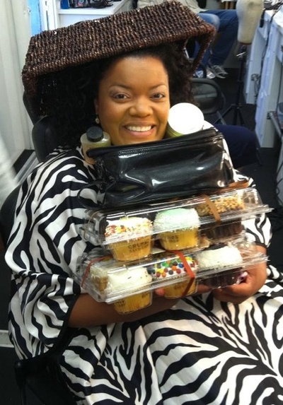 伊薇特·尼科尔·布朗的写真-生日，Alison和Danny...