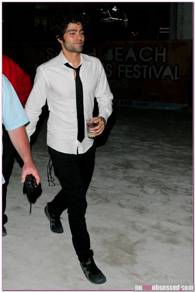 艾德里安·格尼尔的写真