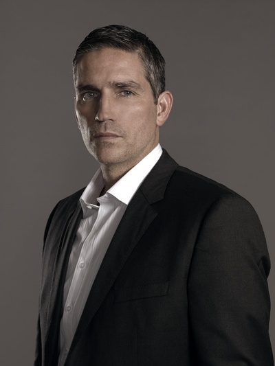 吉姆·卡维泽的写真-宣传照。白衬衫黑西装...