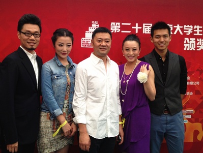 赵倩的写真-赵倩与《万箭穿心》众...