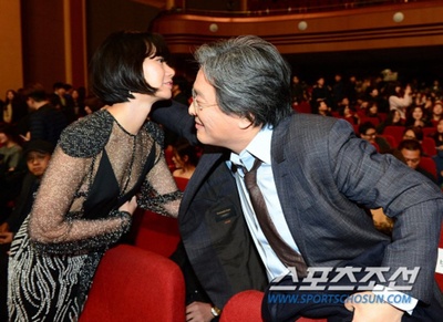 裴斗娜的写真-裴斗娜 & 导演朴赞郁  ...