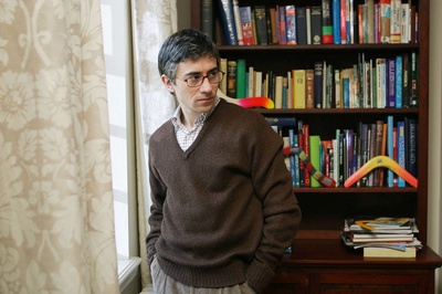 路易吉·洛·卡肖的写真-灰白頭髮與眼鏡為他的...