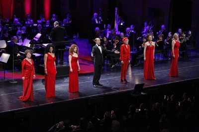 大卫·海德·皮尔斯的写真-2010年3月，与众多音...