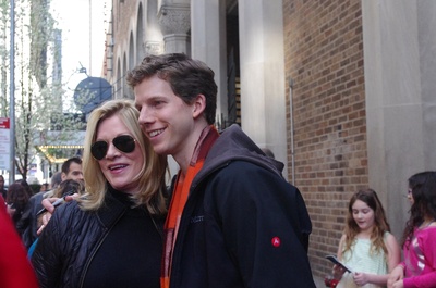 斯塔克·桑德斯的写真-才发现这张是和亲妈的...