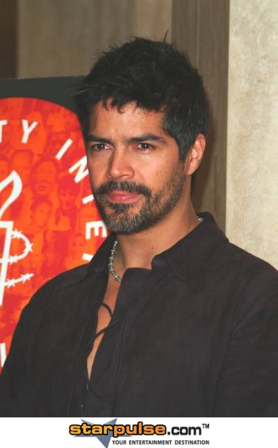 埃塞·莫拉雷斯的写真