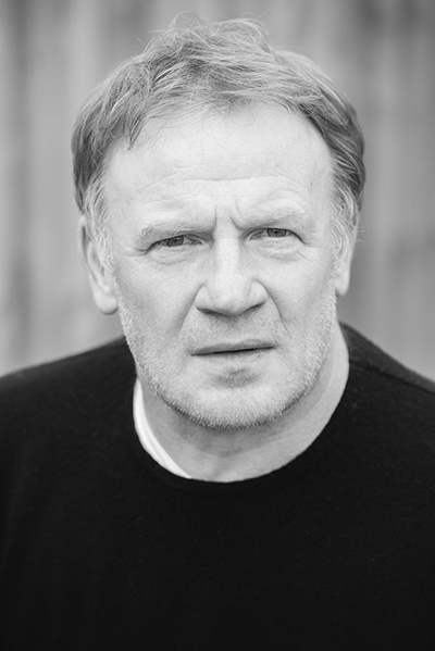 马克·路易斯·琼斯的写真