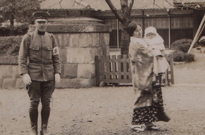 里见浩太朗的写真-儿时的里见浩太朗与父...