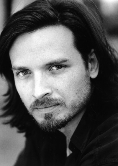 阿登·杨的写真