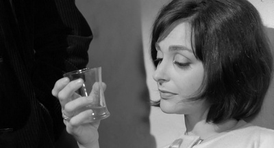 阿德里娅娜·阿斯蒂的写真-革命前夕