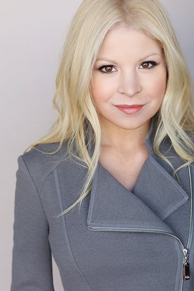 安妮·麦克代尼尔斯的写真