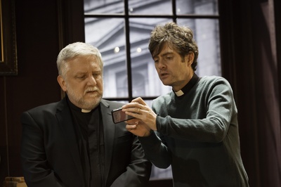 西蒙·拉塞尔·比尔的写真-《temple》