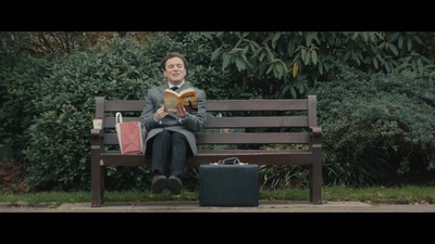 约书亚·麦圭尔的写真-小彩蛋，这个小哥手中...