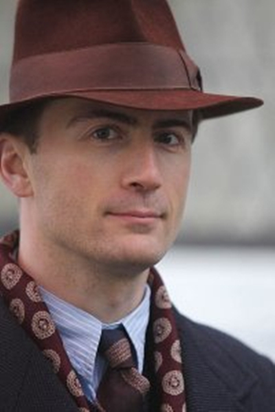 安东尼·豪威尔的写真