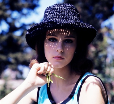 斯特法尼娅·桑德雷利的写真-https://www.douban.c...