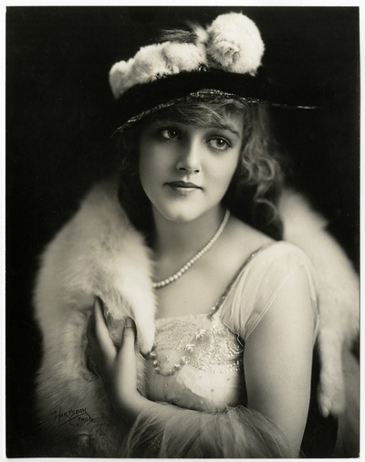 米尔德丽德·戴维斯的写真