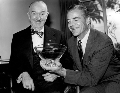 达纳·安德鲁斯的写真-Stan Laurel receives f...