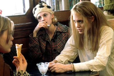 安吉拉·贝蒂斯的写真