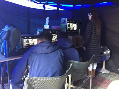 姚婷婷的写真-监视器前站立的导演