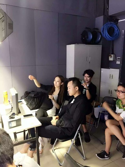 姚婷婷的写真-姚婷婷和刘同在讨论剧...