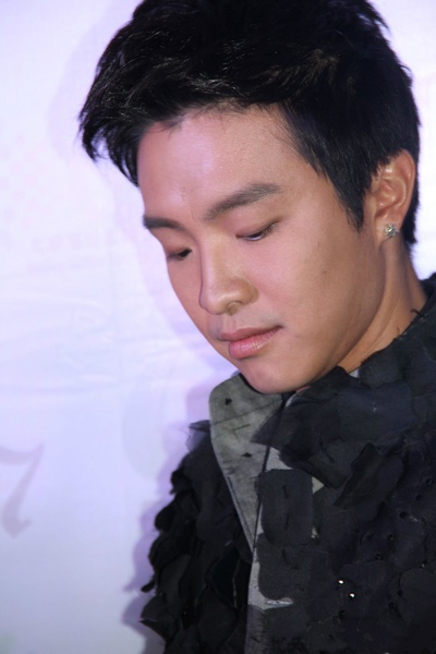 涂圣成的写真-不是害羞，是在看书