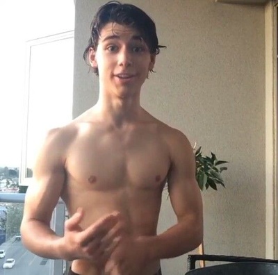 尤赖亚·谢尔顿的写真