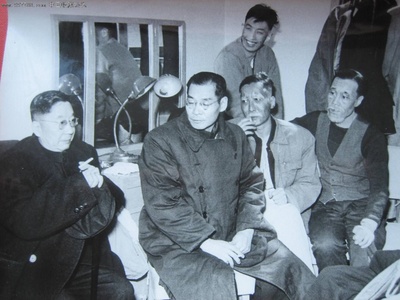 于是之的写真-老舍（左一）看完《茶...