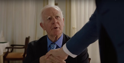 约翰·勒·卡雷的写真-客串《夜班经理》