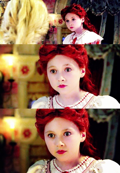 莱拉·德·梅扎的写真-小红皇后