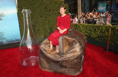 鲁比·巴恩希尔的写真