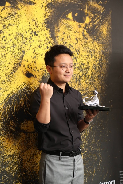 毕赣的写真-毕赣手捧最佳新人奖杯