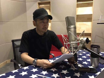 范哲琛的写真-配音中 好认真