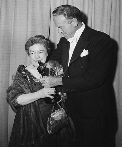 约瑟芬·赫尔的写真-Josephine Hull获得奥...