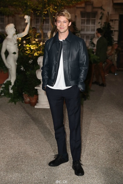 乔·阿尔文的写真-笑起来怎么这么可爱！...