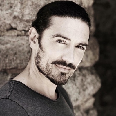 亚当·克罗斯代尔的写真