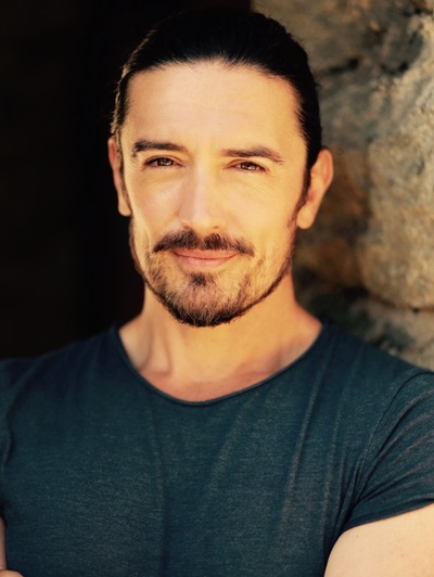 亚当·克罗斯代尔的写真