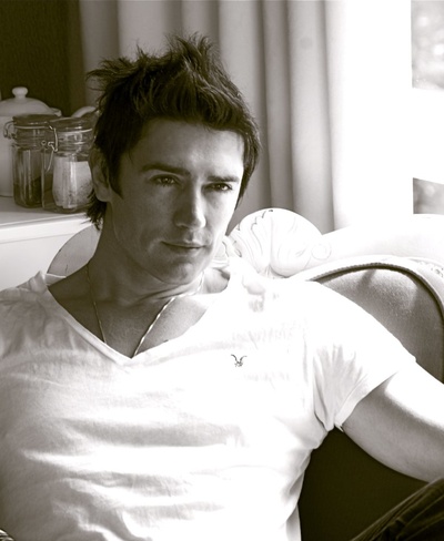 亚当·克罗斯代尔的写真