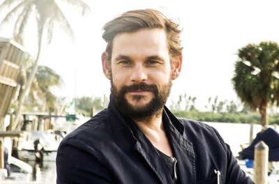 亚历山大·拜尔的写真-官网背景图